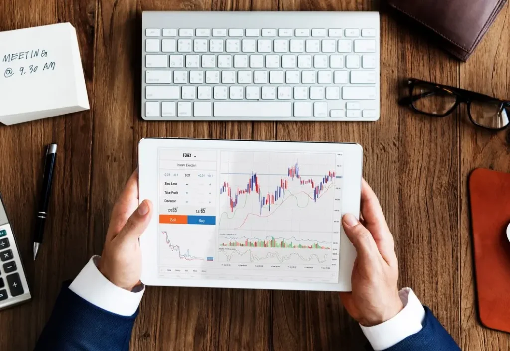 Forex Day Trading vs. Long-Term Investing Which One Should You Choose