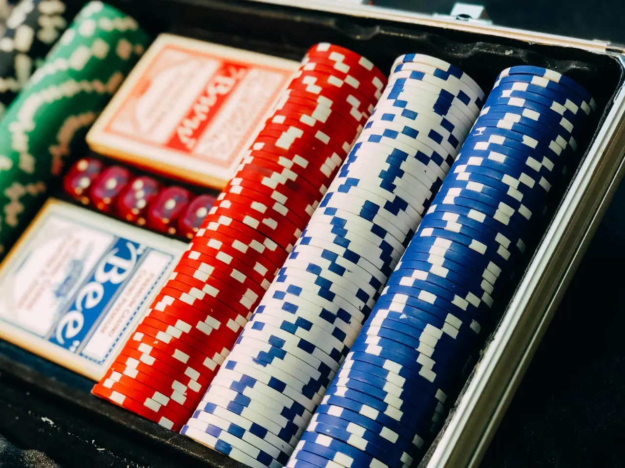5 Unique Gifts for Poker Night Enthusiasts